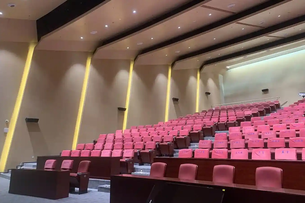 Soluciones acústicas para salas de conferencias multifuncionales